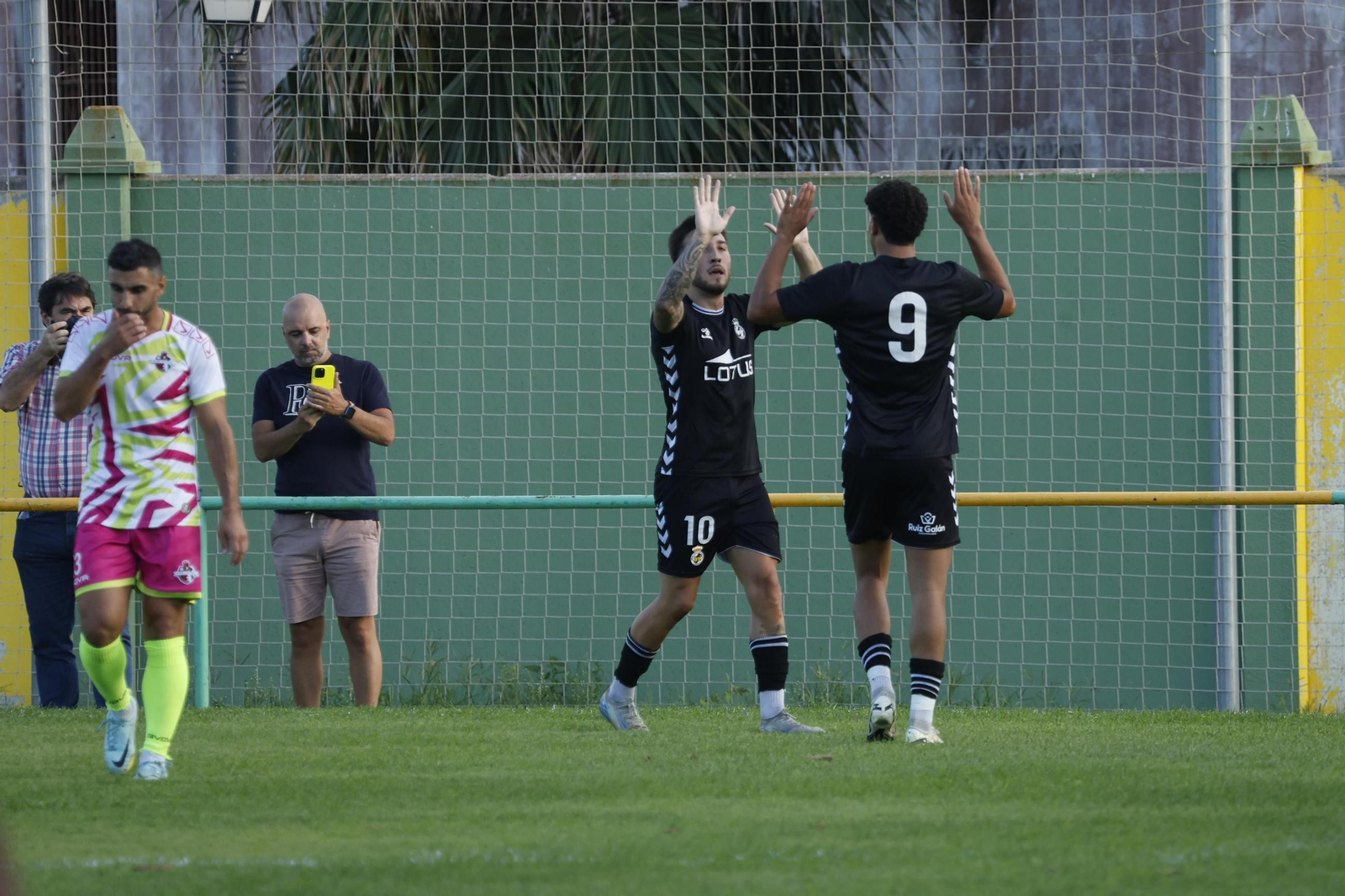 "Las fotos del partido de entrenamiento de la Balona con el Mons Calpe de Gibraltar"