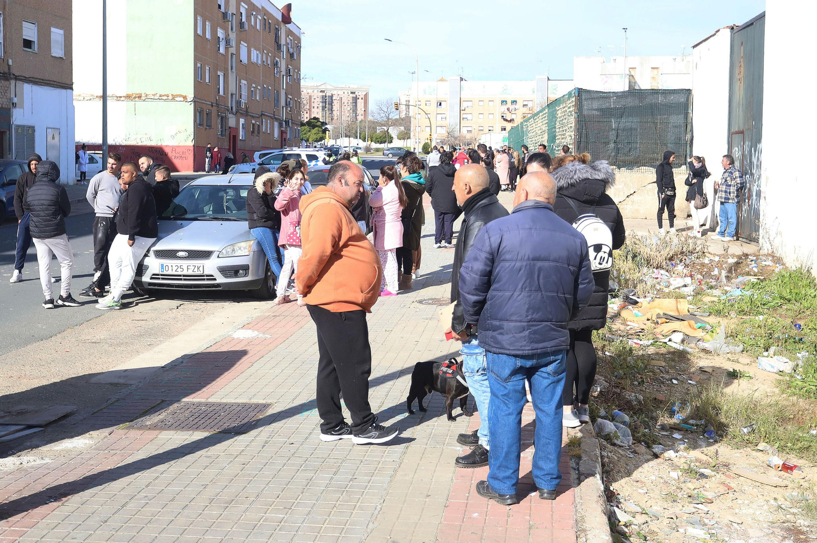 Imágenes del atrincherado que amenazaba con hacer estallar una bombona en el Torrejón, Huelva