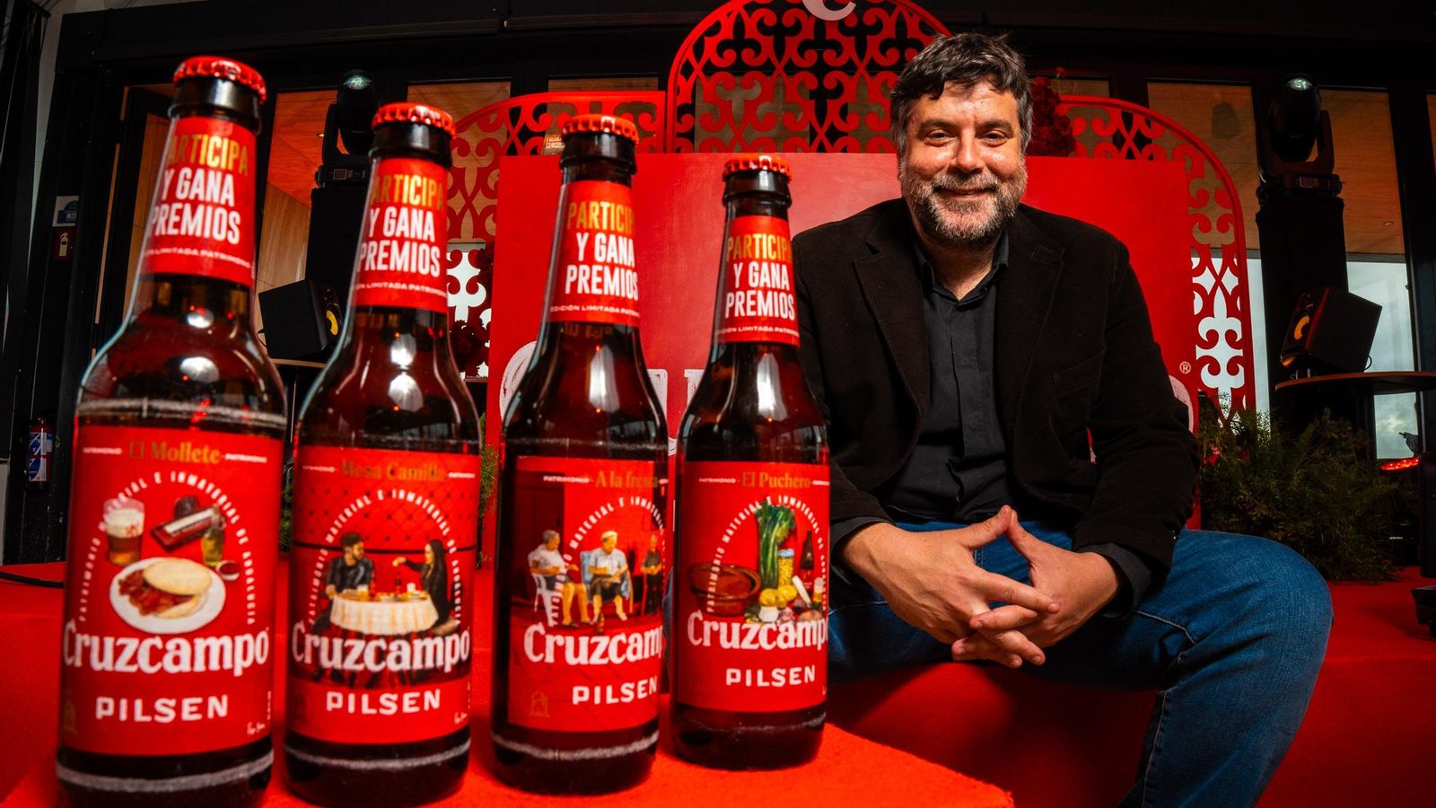 Pepe Baena con sus etiquetas para los botellines.