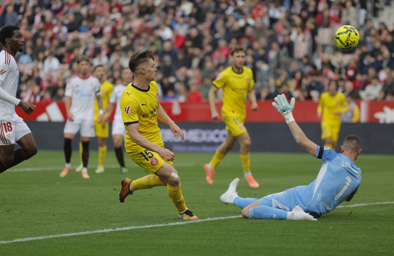 Tsyngakov sin problemas se cuela por detrás de Agoumé en el paradón de Vlachodimos.