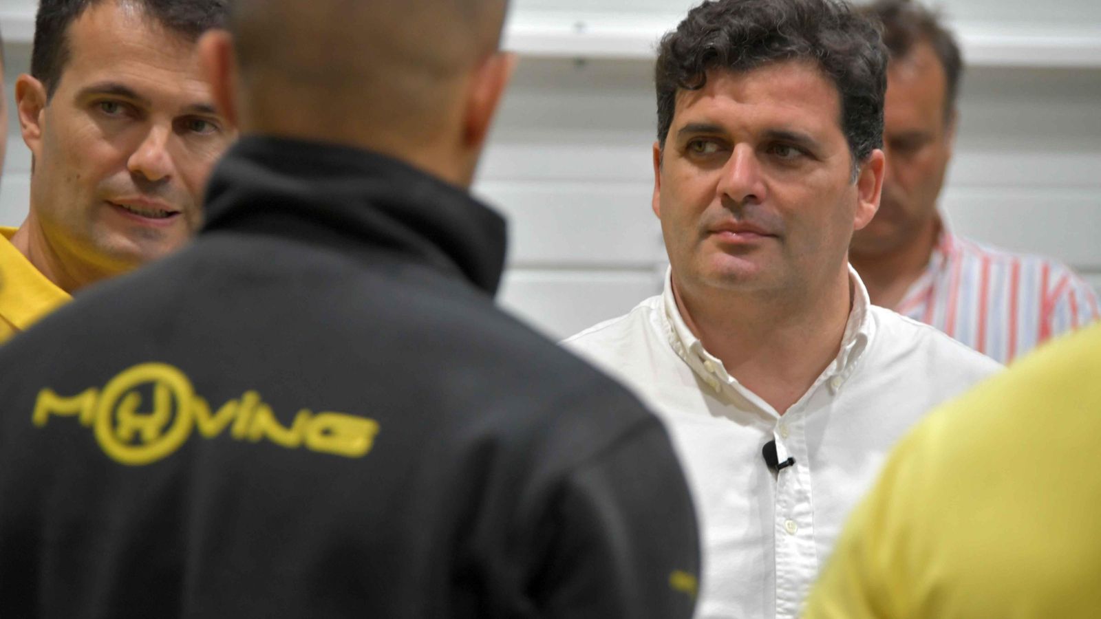 Iván y Rafael Contreras, con trabajadores de Muving en una imagen de 2018.