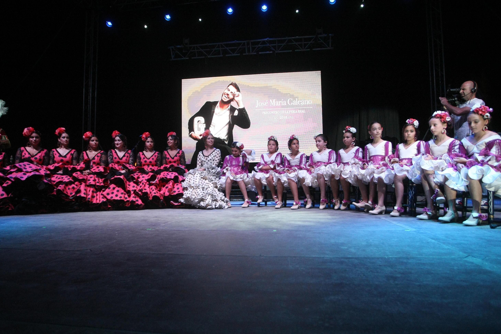 1. Las reinas y damas de la Feria Real 2018, juntas en el escenario del Parque María Cristina. 2. Una de las pequeñas entra con su acompañante en el parque. 3. El pregonero, José María Galeano. 4. Las reinas del año pasado, Aitana Moreno y María del Carmen Pérez. 5. La reina infantil, Esther Fuentes, junto al alcalde, José Ignacio Landaluce 6. El parque se llenó de público para asistir al acto de coronación. 7. La reina, Loreto García, saluda al público tras ser coronada, acompañada por el regidor. 1. Las reinas y damas de la Feria Real 2018, juntas en el escenario del Parque María Cristina. 2. Una de las pequeñas entra con su acompañante en el parque. 3. El pregonero, José María Galeano. 4. Las reinas del año pasado, Aitana Moreno y María del Carmen Pérez. 5. La reina infantil, Esther Fuentes, junto al alcalde, José Ignacio Landaluce 6. El parque se llenó de público para asistir al acto de coronación. 7. La reina, Loreto García, saluda al público tras ser coronada, acompañada por el regidor.