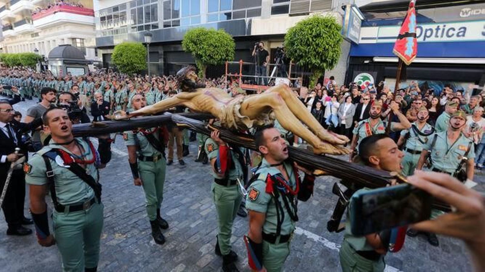 Así fue la procesión del Cristo de la Vera+Cruz acompañado por la Legión en el año 2019