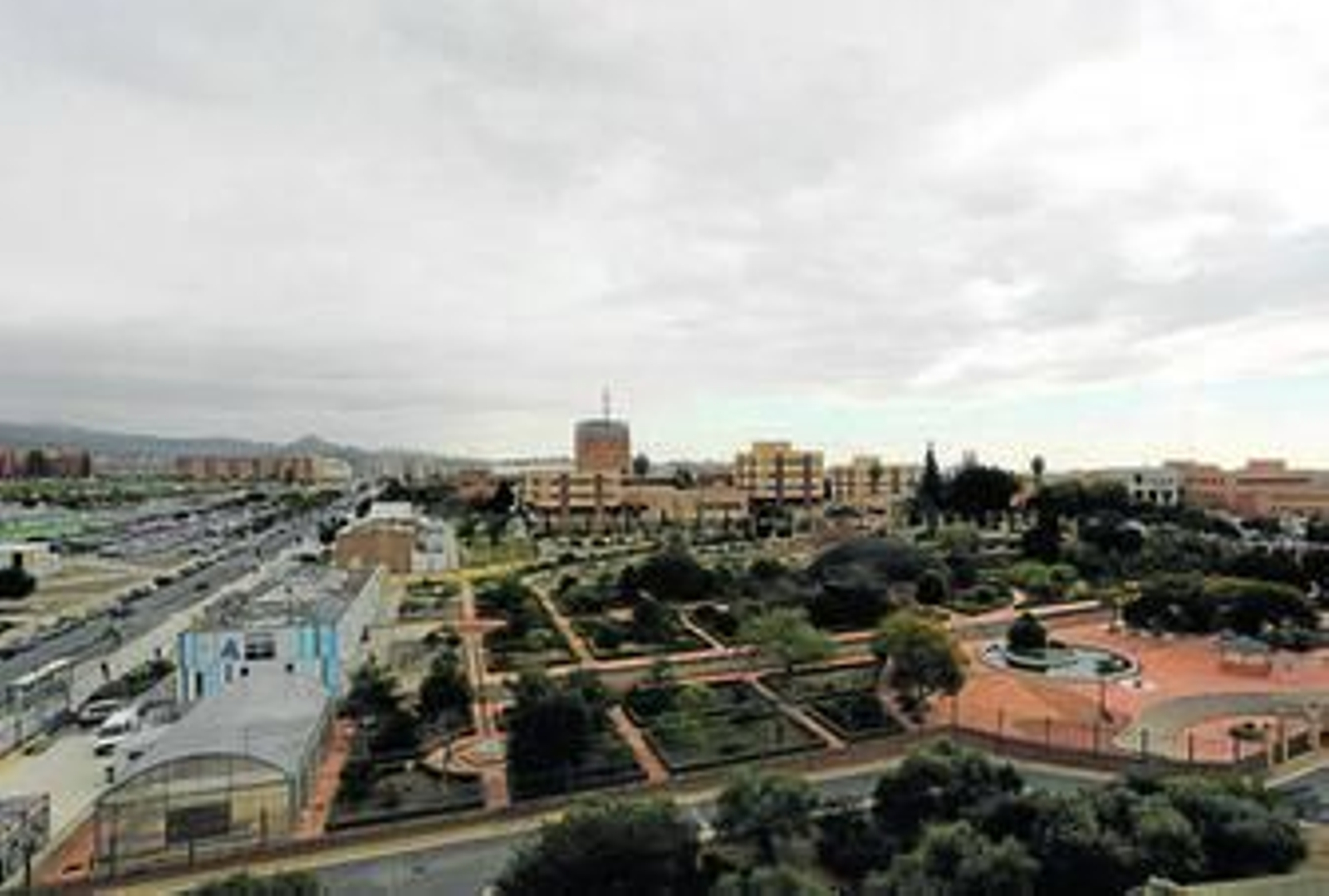 El área principal del Campus de Teatinos, con el bulevar Louis Pasteur a la izquierda. En la siguiente página, el aparcamiento en superficie que está previsto eliminar.