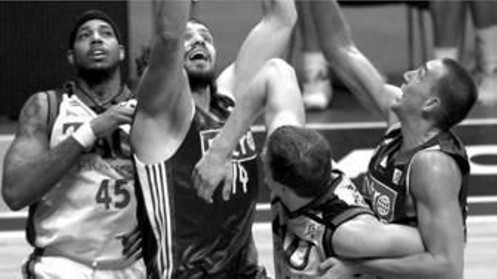 McDonald (i) es uno de los jugadores del Tau implicado en el accidente de tráfico hace unos días.