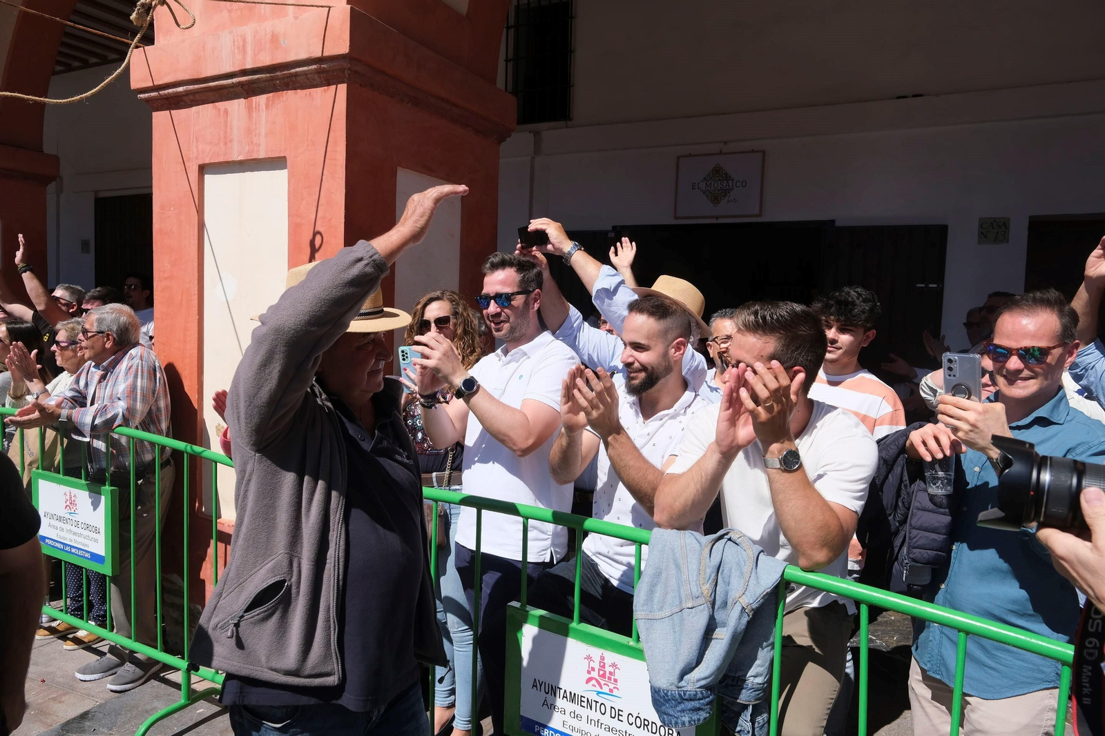 La 'máscletá' y el desfile de 'belleses' alicantinas celebrado en la plaza de la Corredera de Córdoba, en imágenes