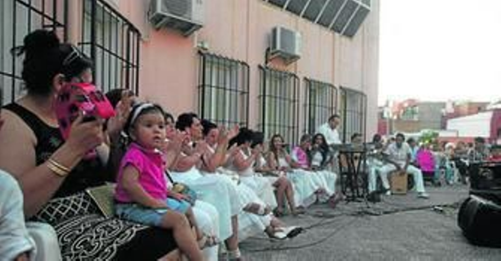 Los hermanos de la Iglesia Evangélica en un momento de su actuación, ayer por la tarde.