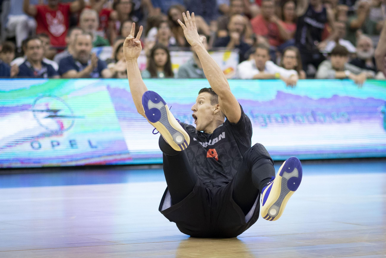 Un jugador del Covirán protesta una falta en el choque ante Joventut Badalona