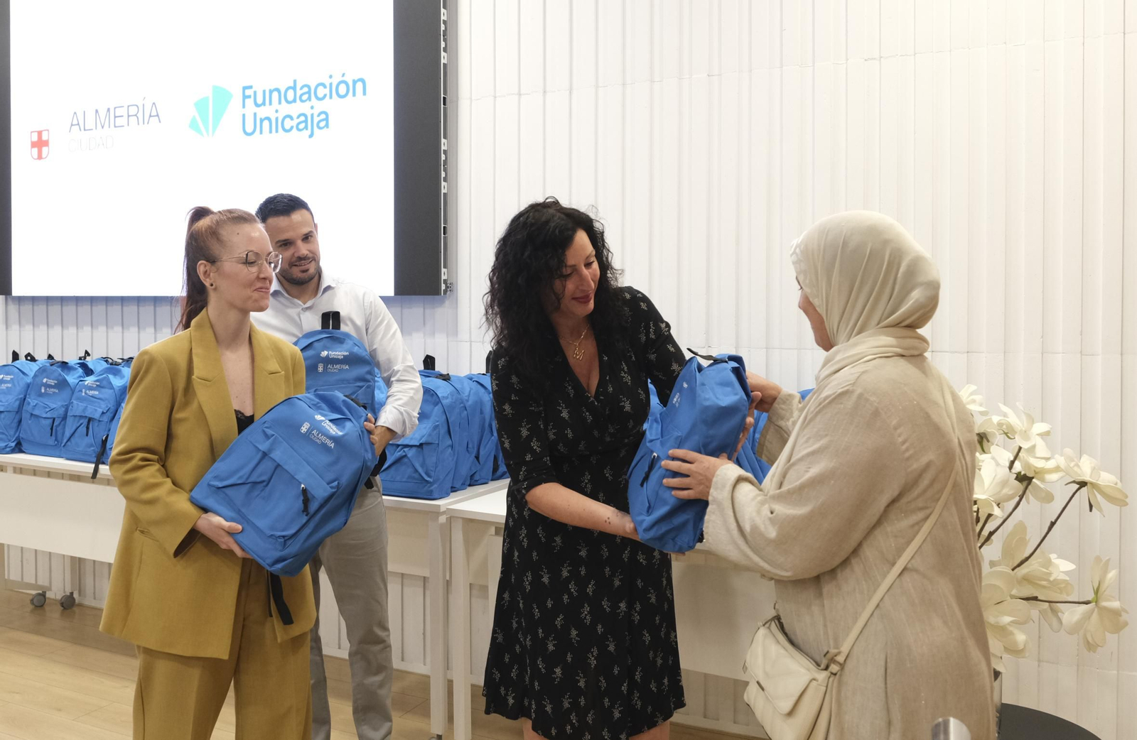 Entrega de material escolar a familias vulnerables, en imágenes