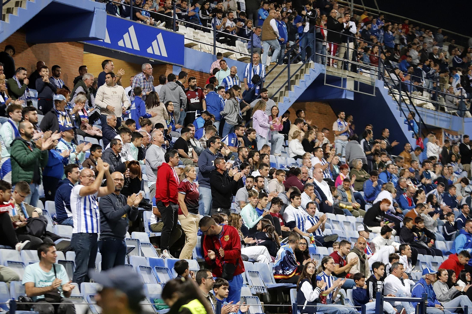 Gran ambiente en las gradas del Nuevo Colombino para el Recre-At Sanluqueño, en imágenes