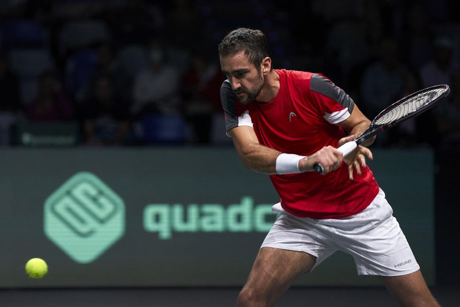 Marin Cilic golpea de revés.