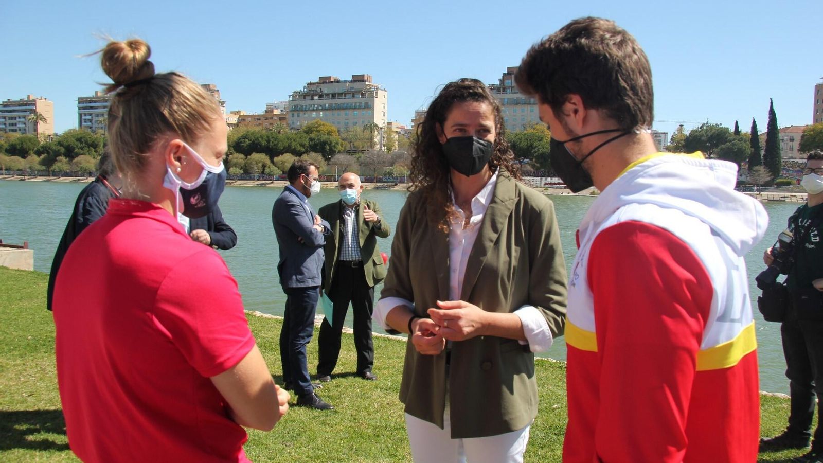Isabel Sánchez, directora general de Planificación, Instalaciones y Eventos Deportivos, habla con algunos piragüistas.