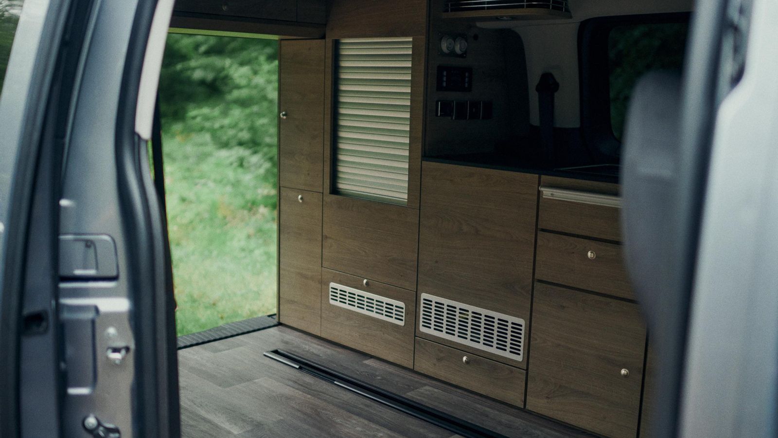 La banqueta corrida trasera, además de desplazarse longitudinalmente, es desmontable. Junto a ella se sitúan armarios o una cocina totalmente dotada.