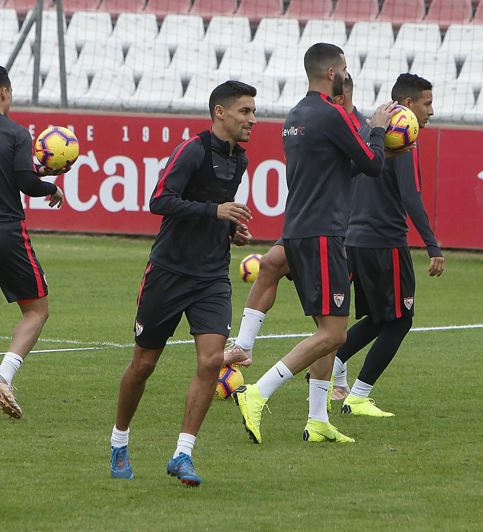 Jesús Navas se ejercita sonriente ante Gonalons y Arana.