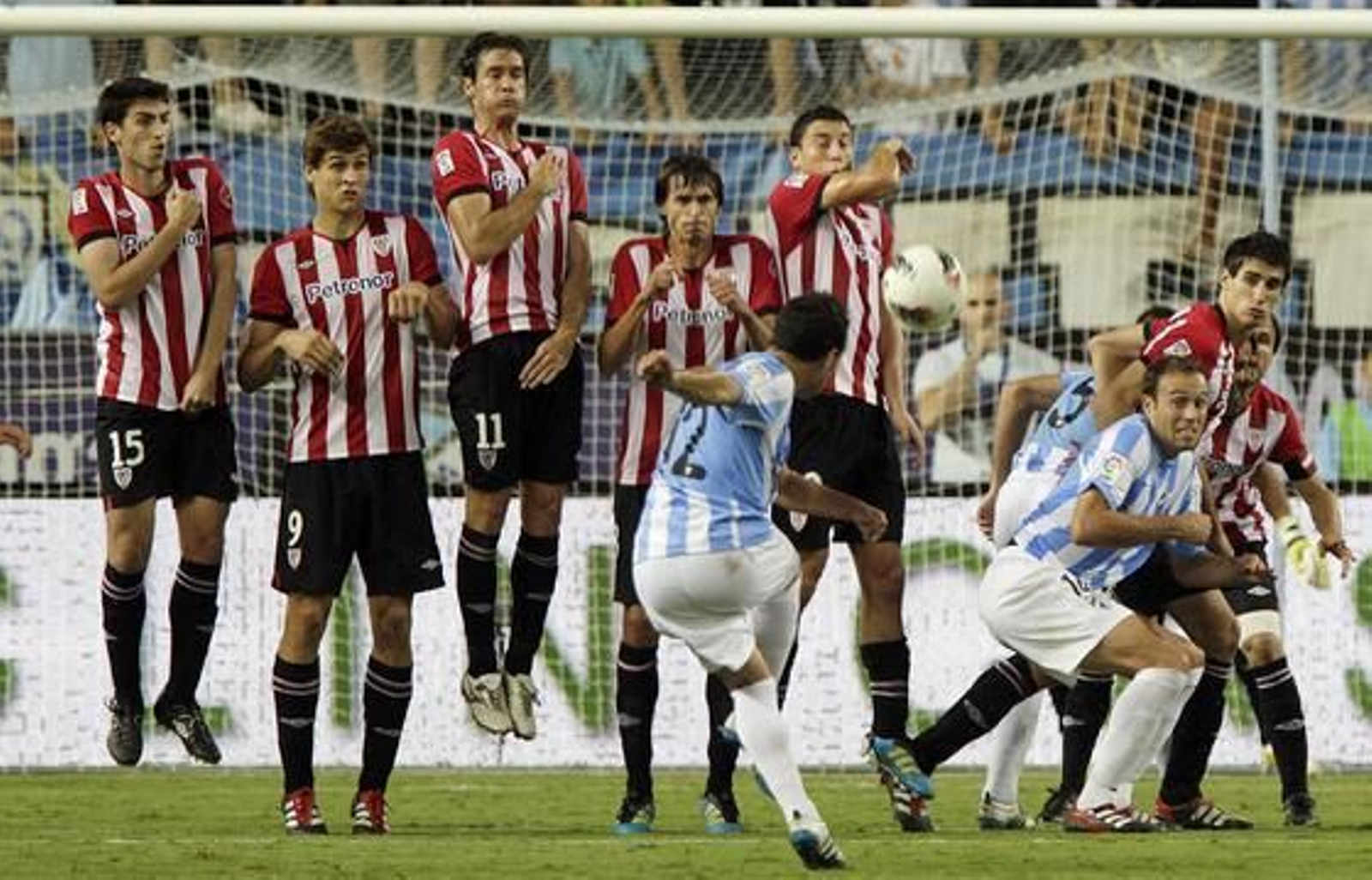 Cazorla lanza un falta. / EFE