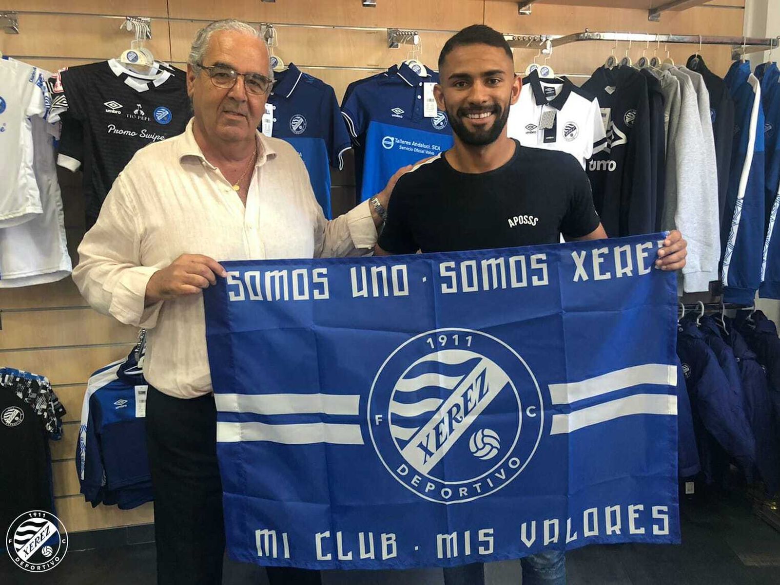 Ignacio de la Calle, presidente del Xerez DFC, junto a Joao, uno de los fichajes.