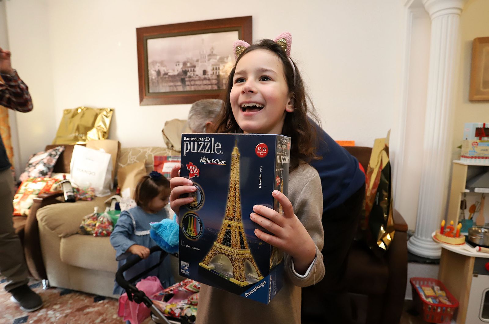 Imágenes de los niños recibiendo sus regalos de Reyes