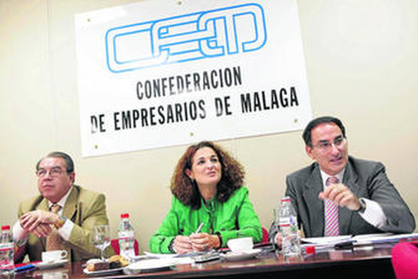 De izquierda a derecha, Jerónimo Pérez Casero, presidente de la Cámara de Comercio; Pilar Serrano, delegada de Innovación, Ciencia y Empresa de la Junta; y Javier González de Lara, vicepresidente ejecutivo de la CEM.