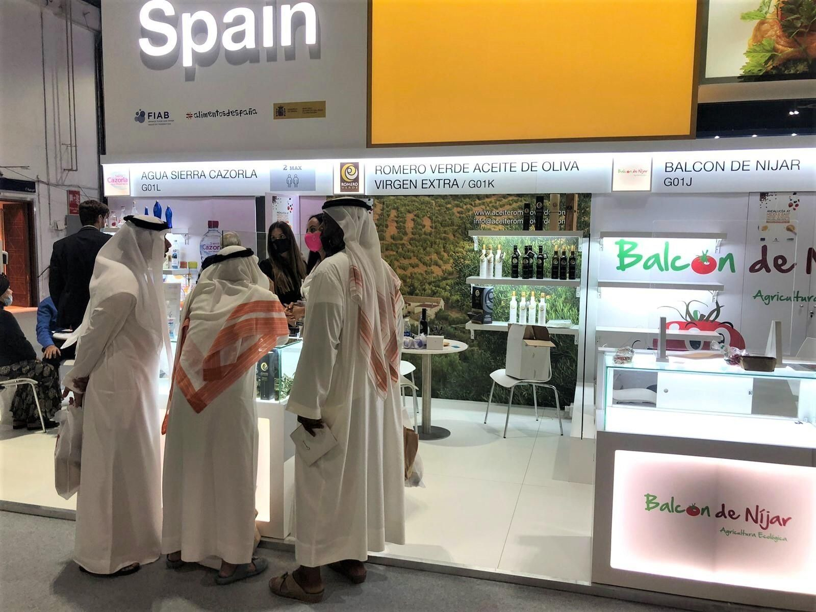 Visitantes emiratíes negocian en un stand de una firma andaluza.