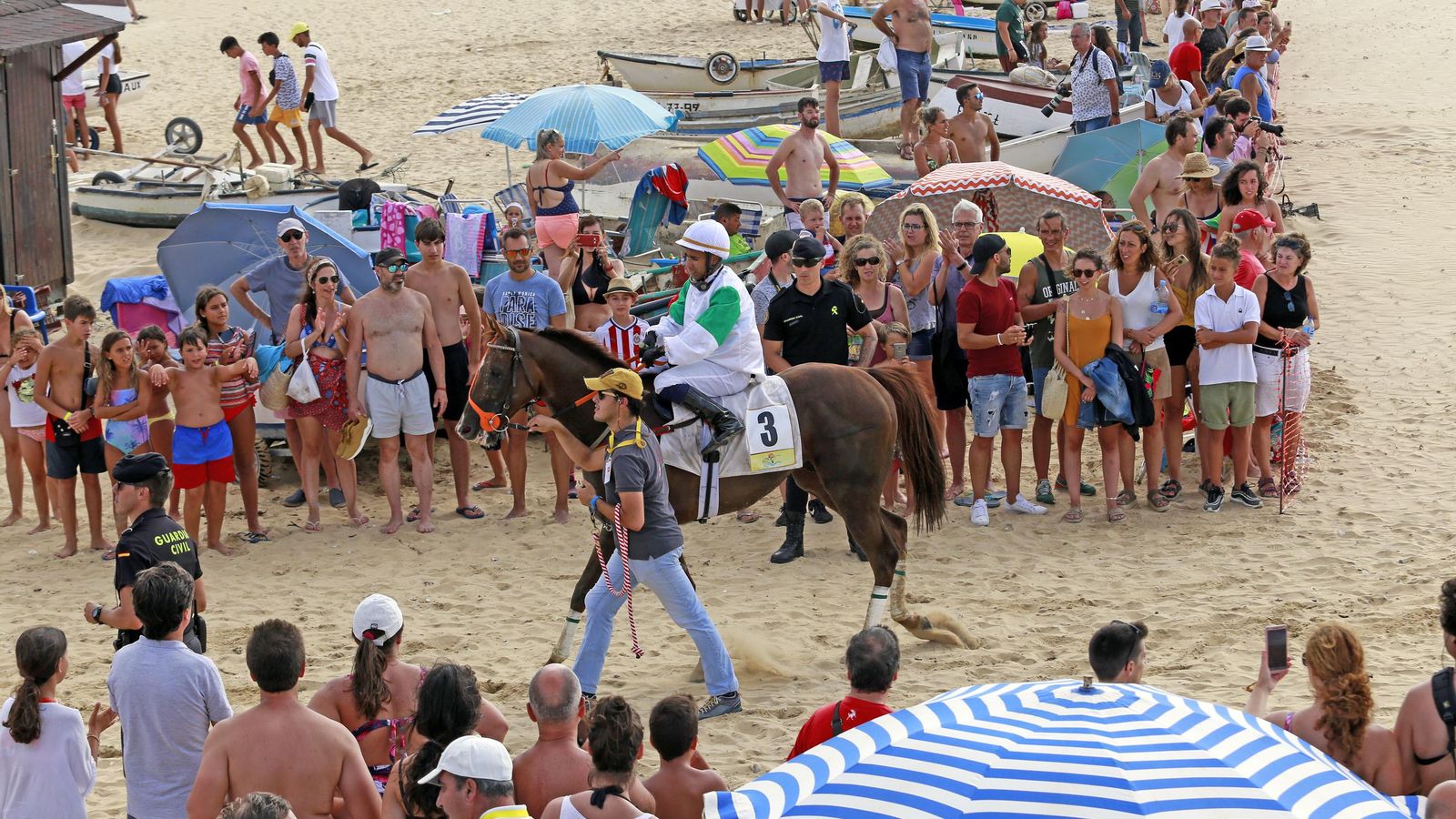 Un caballo se encamina a la salida para entrar en los cajones.