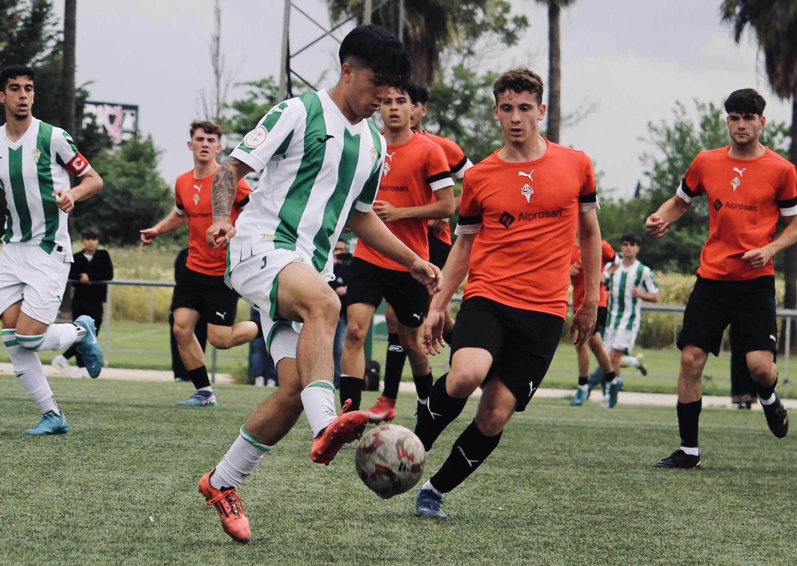 El central Esteban Muñoz presiona a un rival durant el encuentro de los cañaeros contra los blanquiverdes.