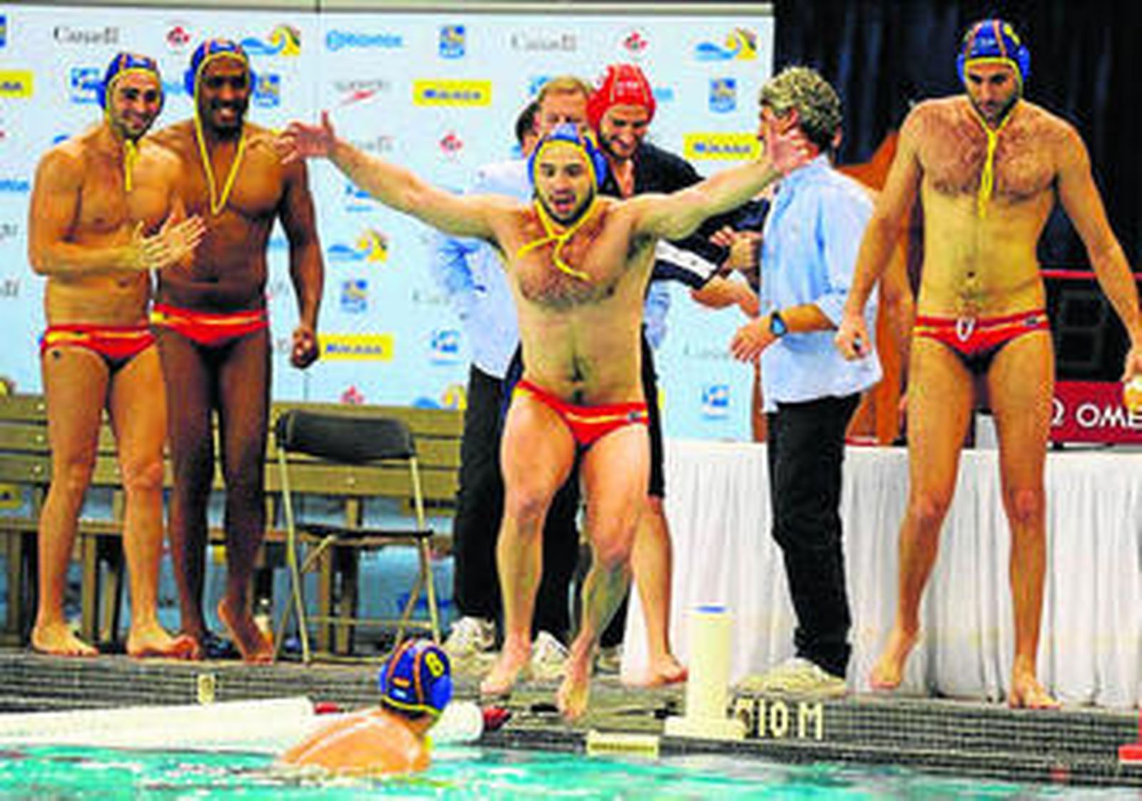 Los jugadores españoles festejan el triunfo ante Macedonia.