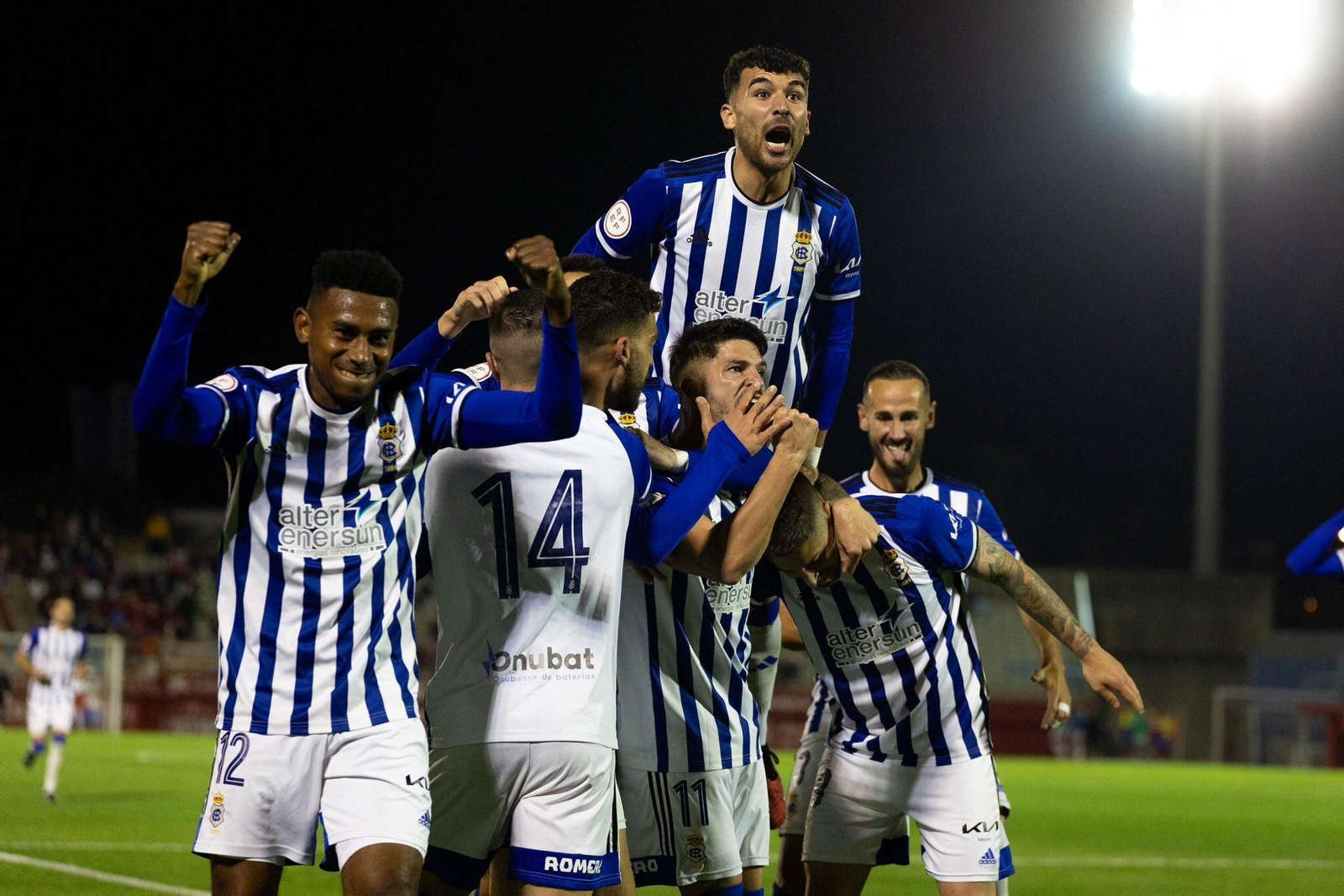Jugadores del Recre celebran uno de los goles al Algeciras.