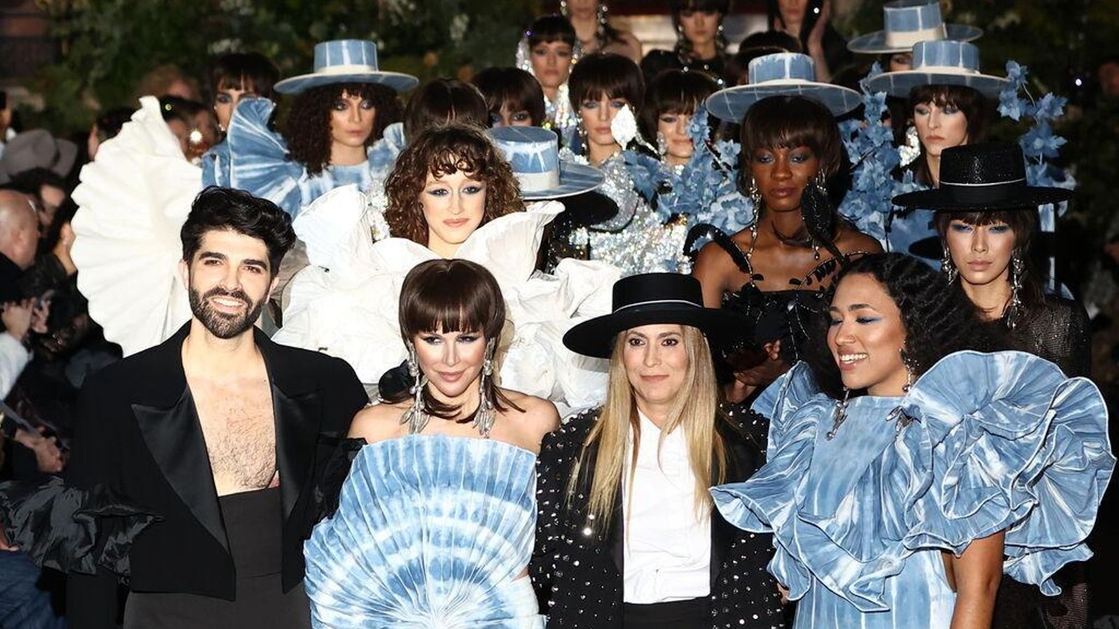 Rubén Molina, Águeda López, Juana Martín y Luna Lionne, en primera fila