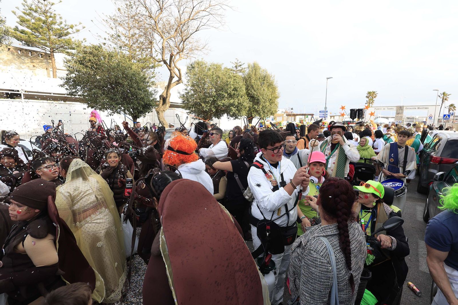 Búscate en las fotos del pasacalles del Carnaval de Tarifa 2026