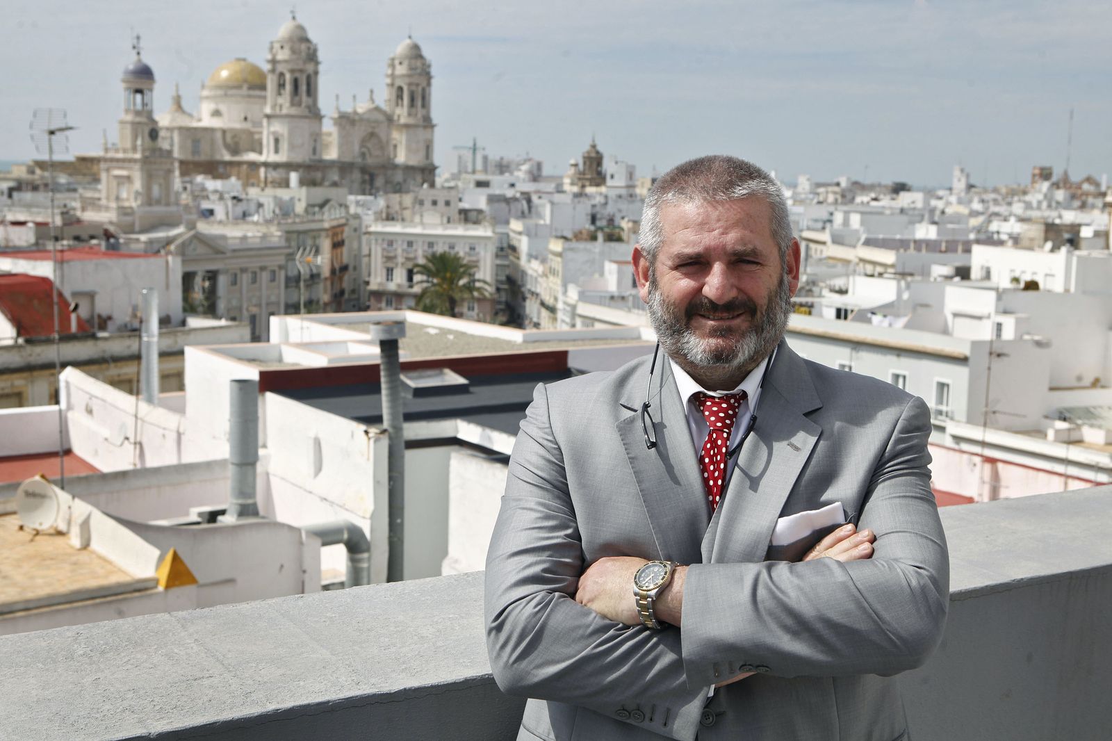 El abogado gaditano José Luis Ortiz, en la azotea del edificio Trocadero, donde se ubica su bufete.