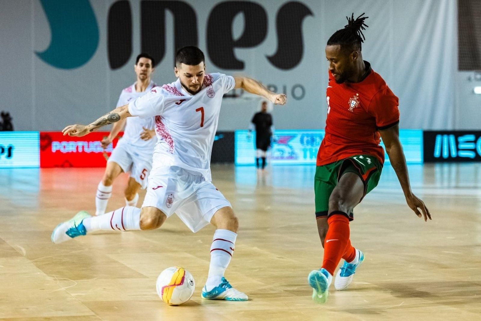 El almeriense, en acción contra el combinado portugués.