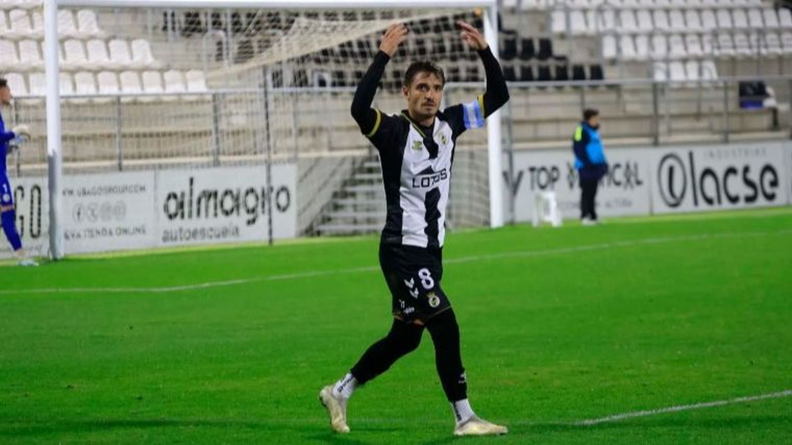 Tomi Lanzini, con el brazalete de capitán, se dirige a la grada durante el Balona-Atlético Central