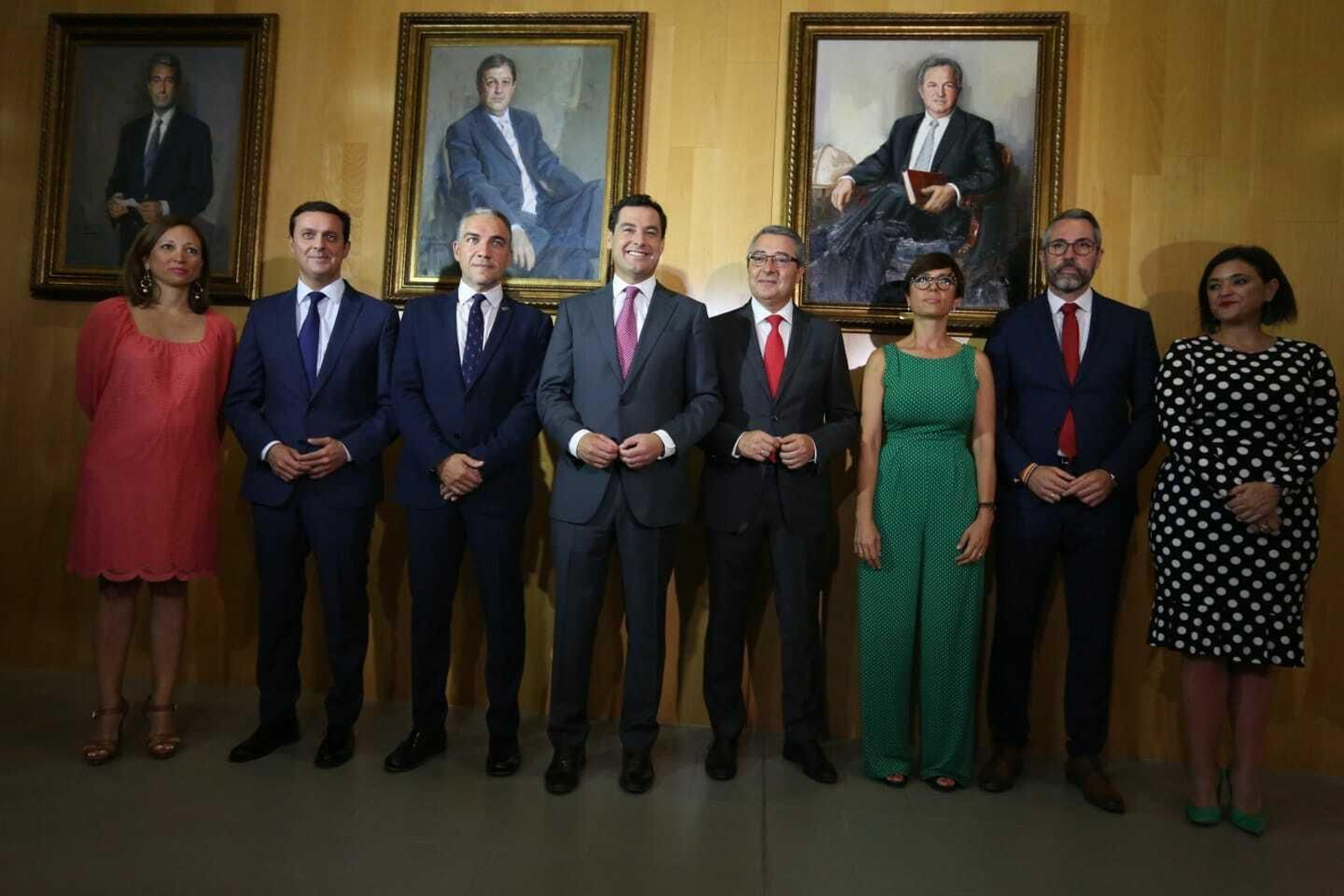 Los dirigentes del PP Juanma Moreno y Elías Bendodo, junto a Francisco Salado, antes del pleno de constitución de la Diputación de Málaga.