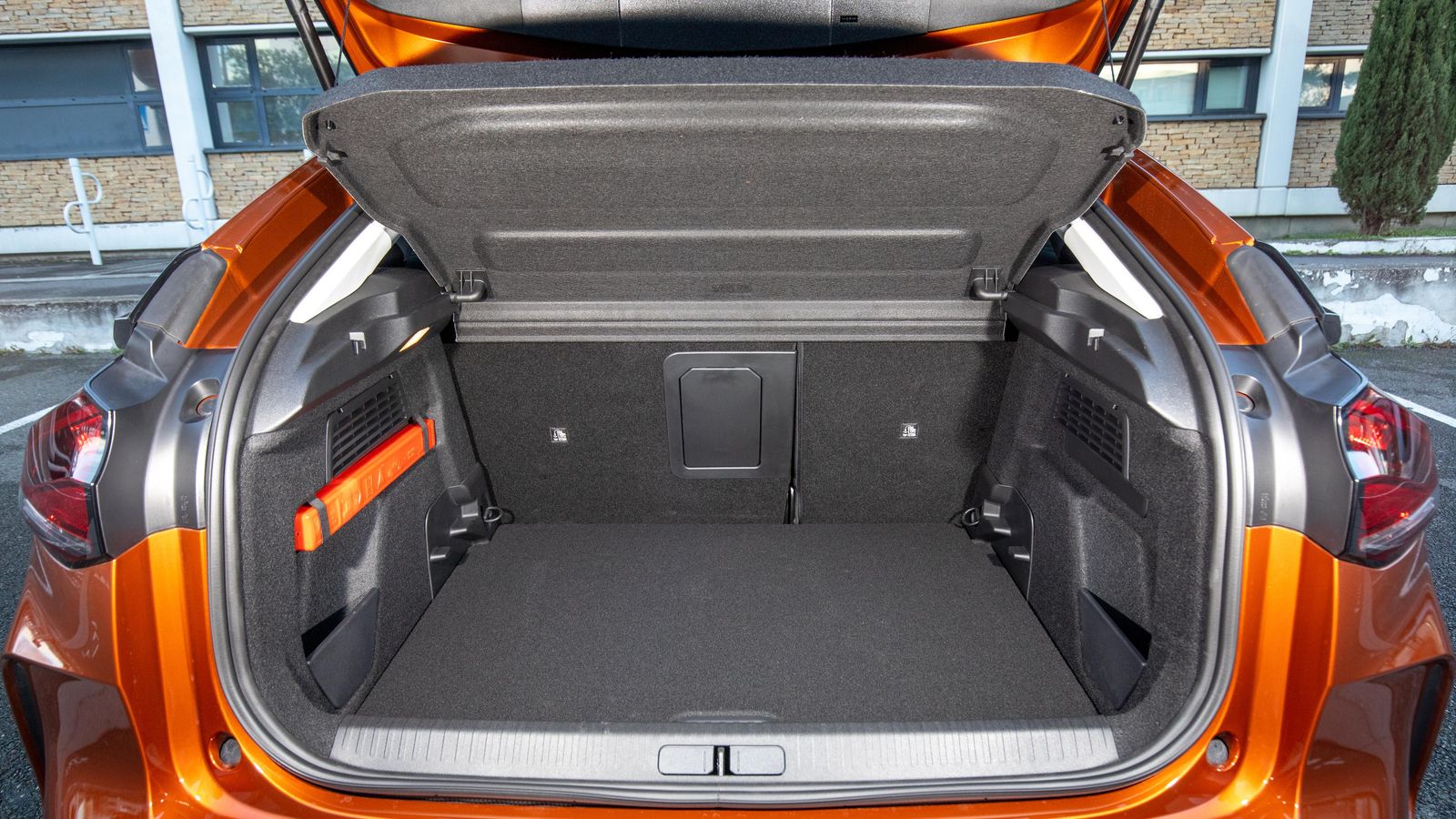 El maletero tiene un suelo móvil con el que se enrasa el piso de carga con los asientos traseros abatidos, aunque no con el plano de acceso a este espacio.