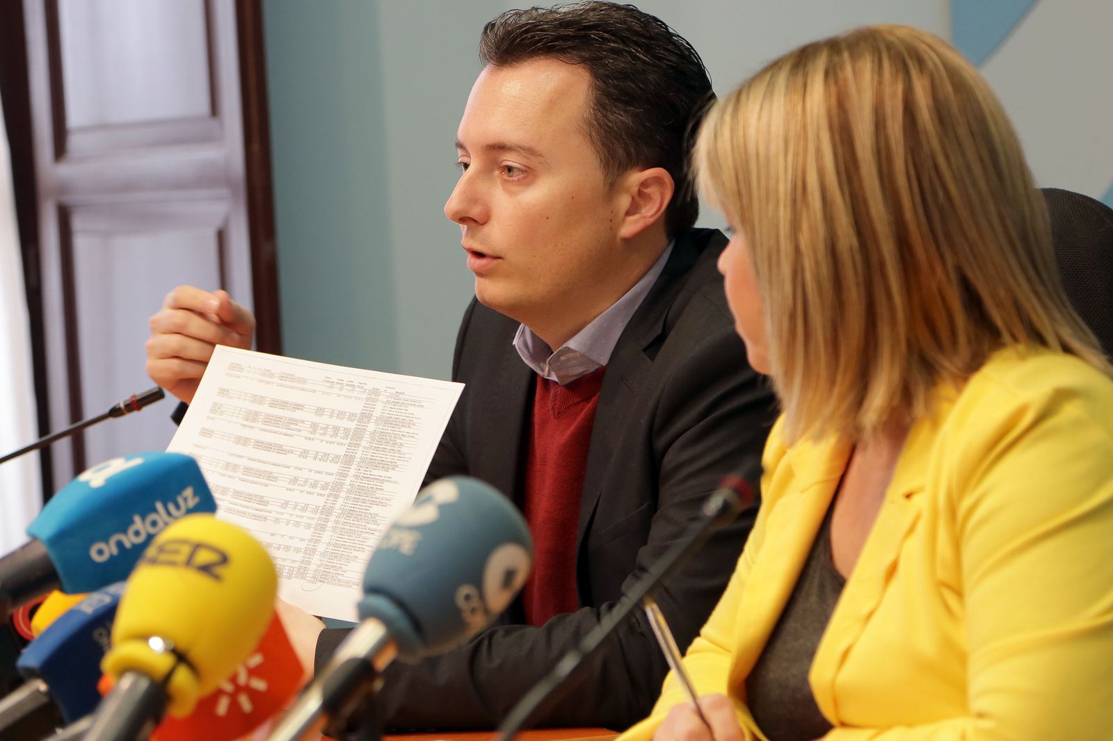 El delegado de Economía Santiago Galván y Mamen Sánchez, en una comparecencia.