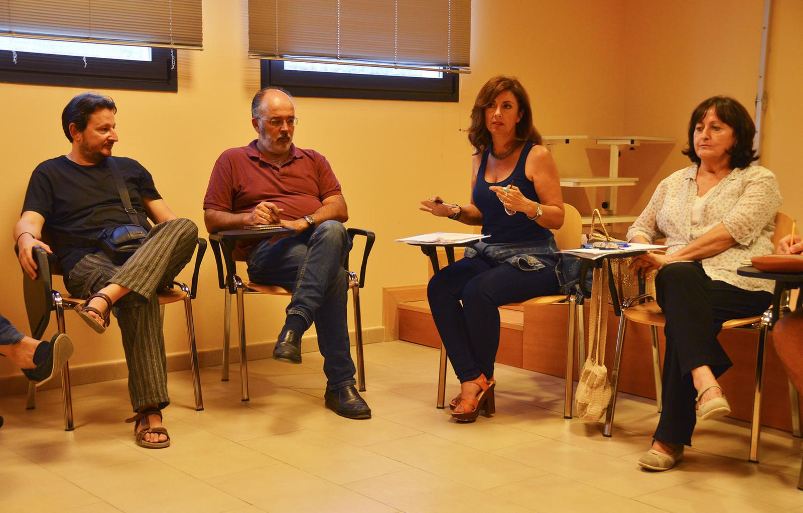 Imagen de una asamblea de Ganemos con la concejal Maribel Ripalda en el centro.