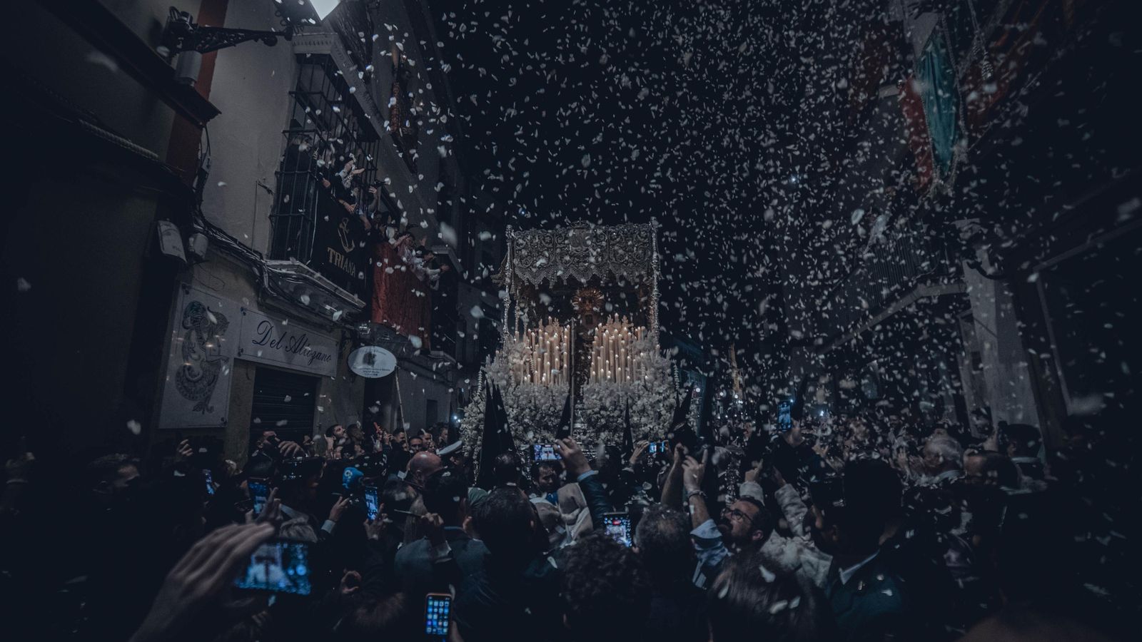 Las imágenes de la salida de la hermandad de la Esperanza de Triana.
