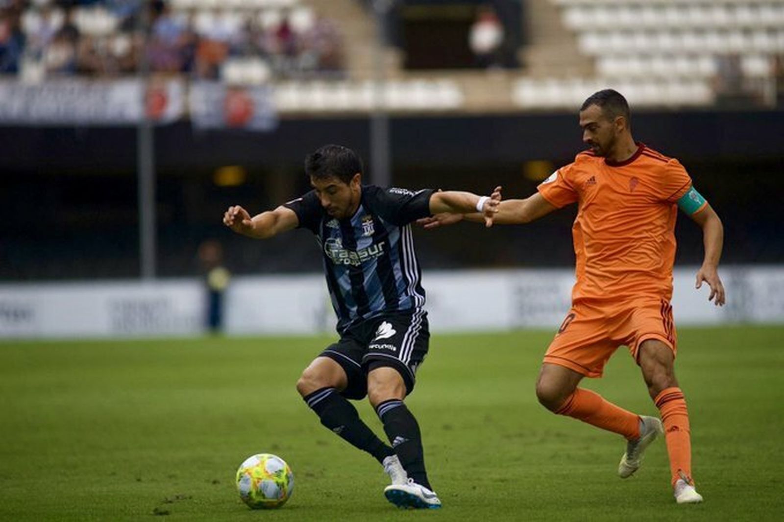 De las Cuevas persigue a Fucile durante el Cartagena-Córdoba CF.