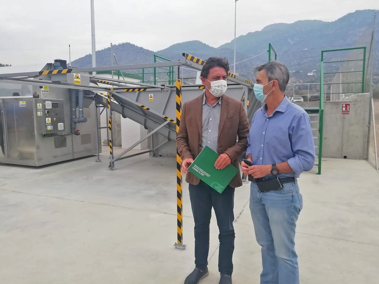 El delegado territorial de la Junta, Daniel Sánchez, y el alcalde de Algodonales, Ángel Acuña, en la planta.