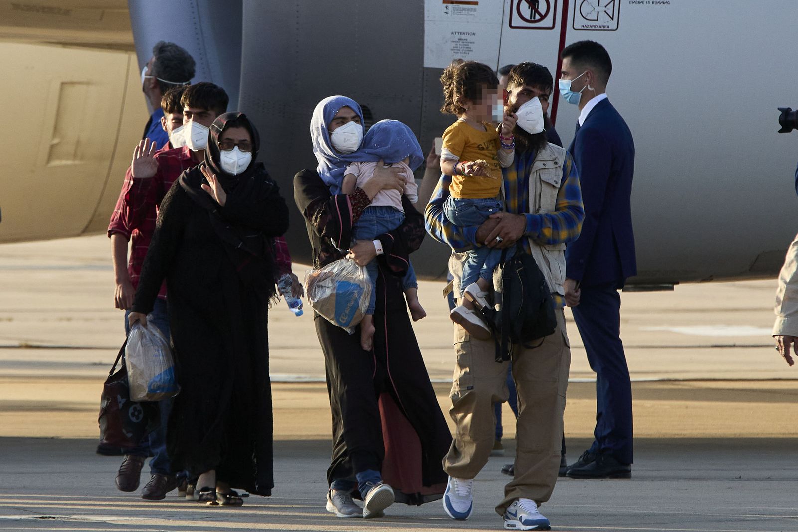Refugiados afganos a su llegada a Torrejón de Ardoz.