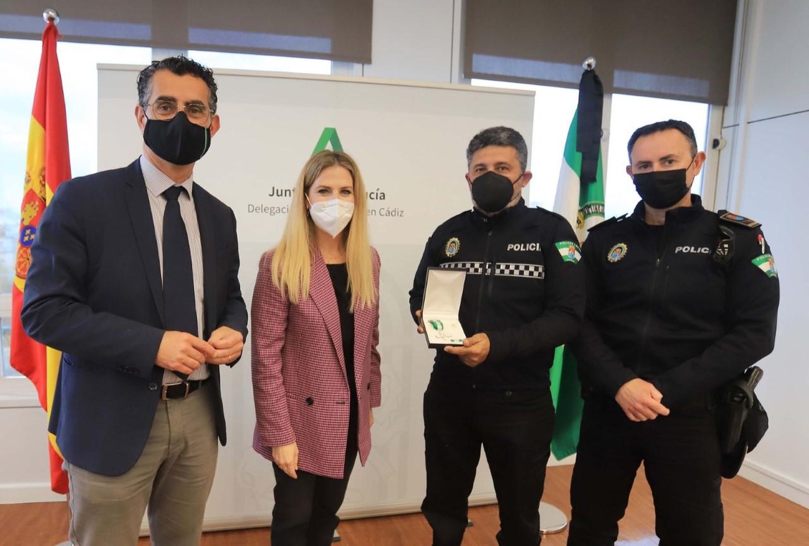 El alcalde de Barbate y Ana Mestre con los policías locales de Barbate.