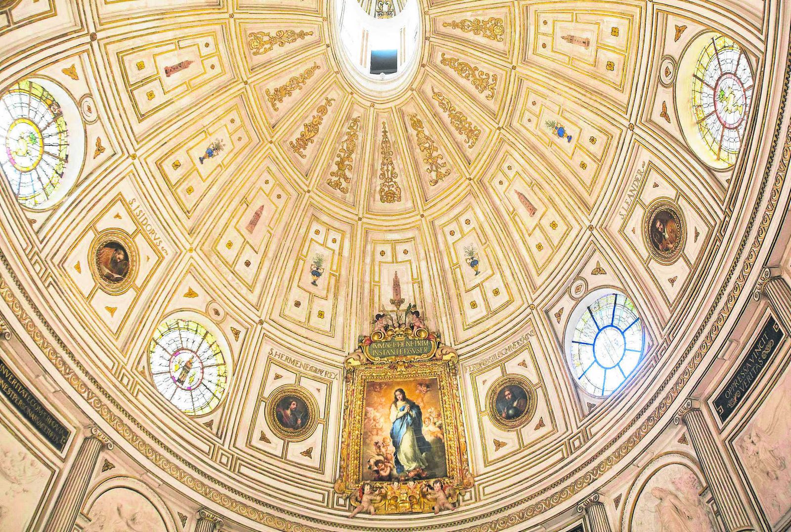 Imagen de la Sala Capitular, que preside una magnífica 'Inmaculada' que Murillo acompañó con el retrato de ocho santos vinculados a Sevilla.