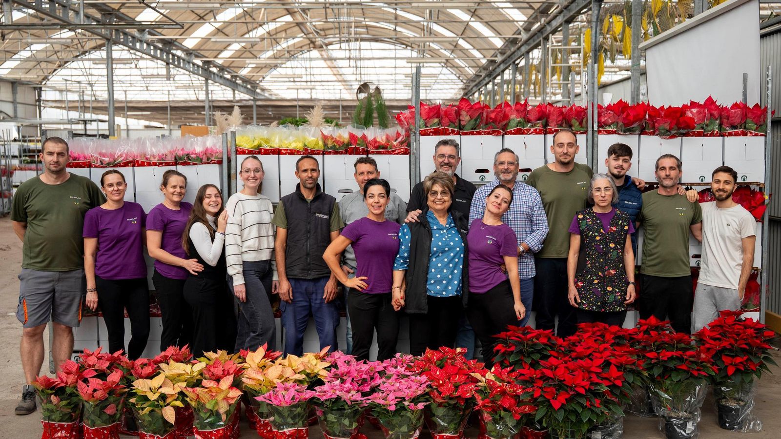Plantilla de la compañía ejidense, ante pascueros de distintos colores.