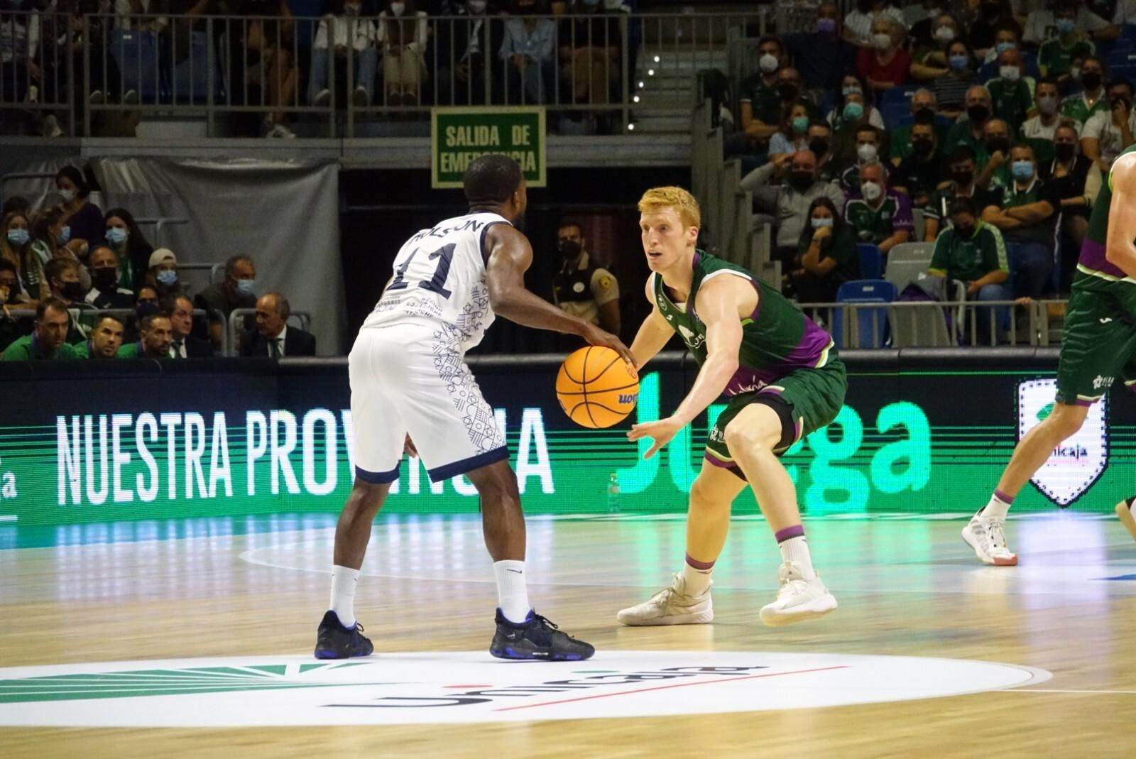 Alberto Díaz presiona a Holston.