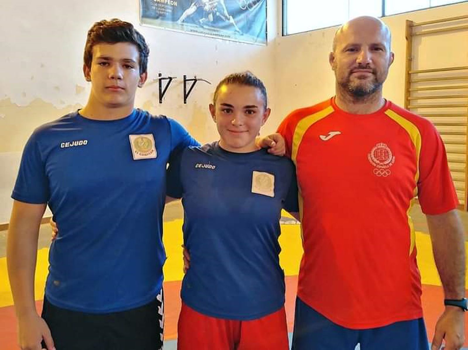 Pablo Pereira y Natalia Pereda junto a su entrenador.