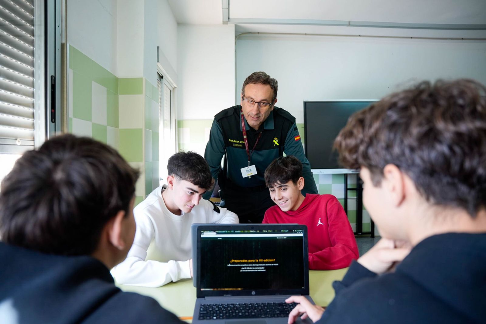 Las imágenes de la Ciberliga de la Guardia Civil en el IES Albaida