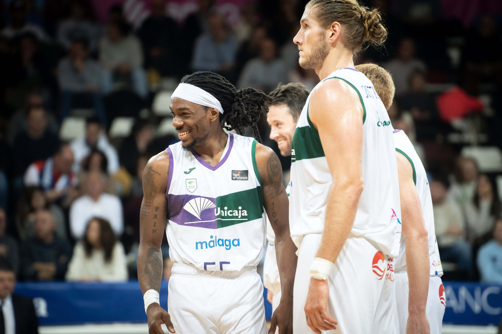 Los jugadores del Unicaja sonríen.