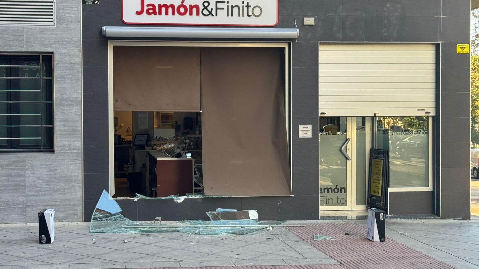 Escaparate reventado tras un robo mediante alunizaje en Jaén.