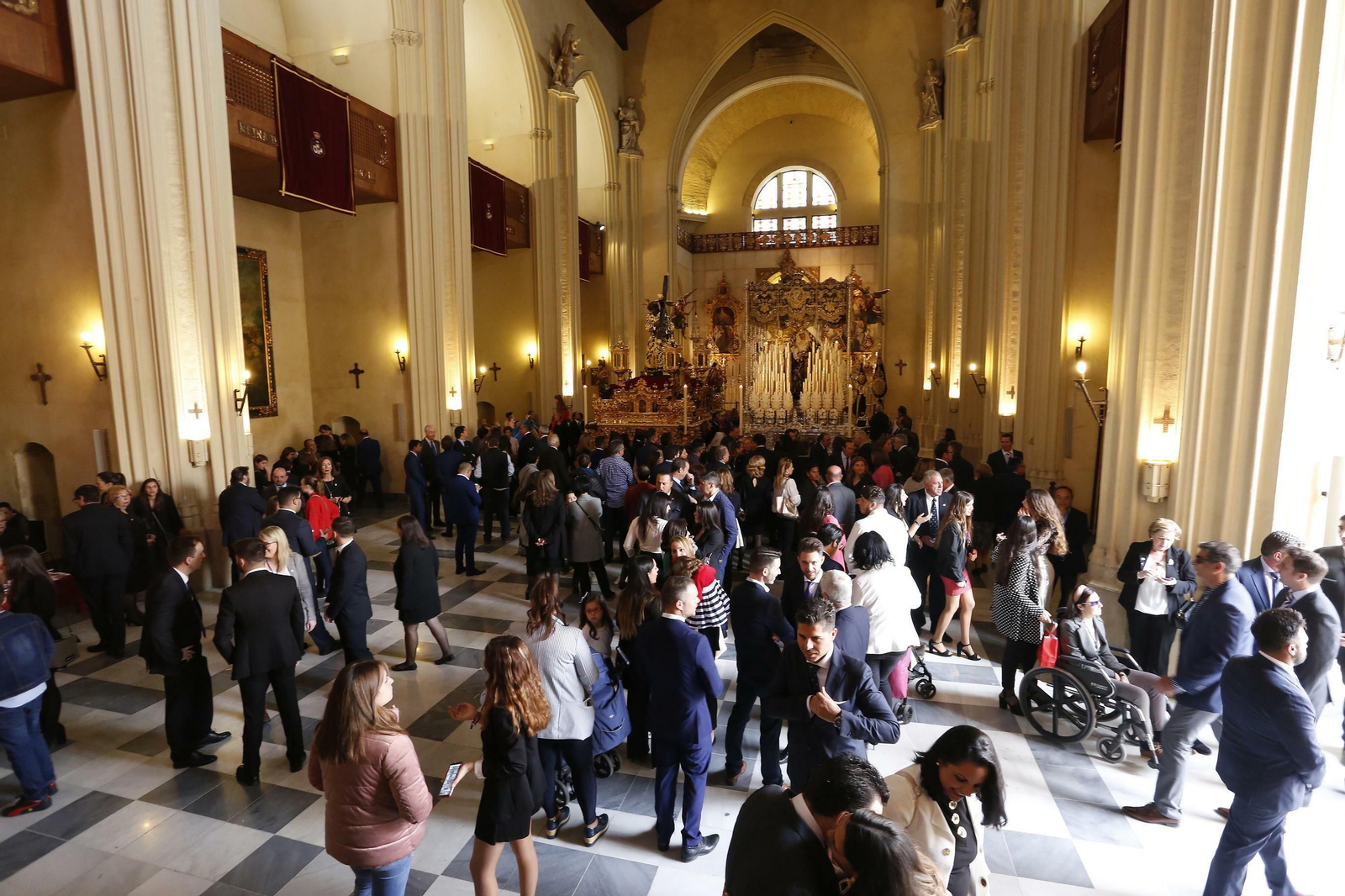 Colas en los templos a la espera de la Madrugá