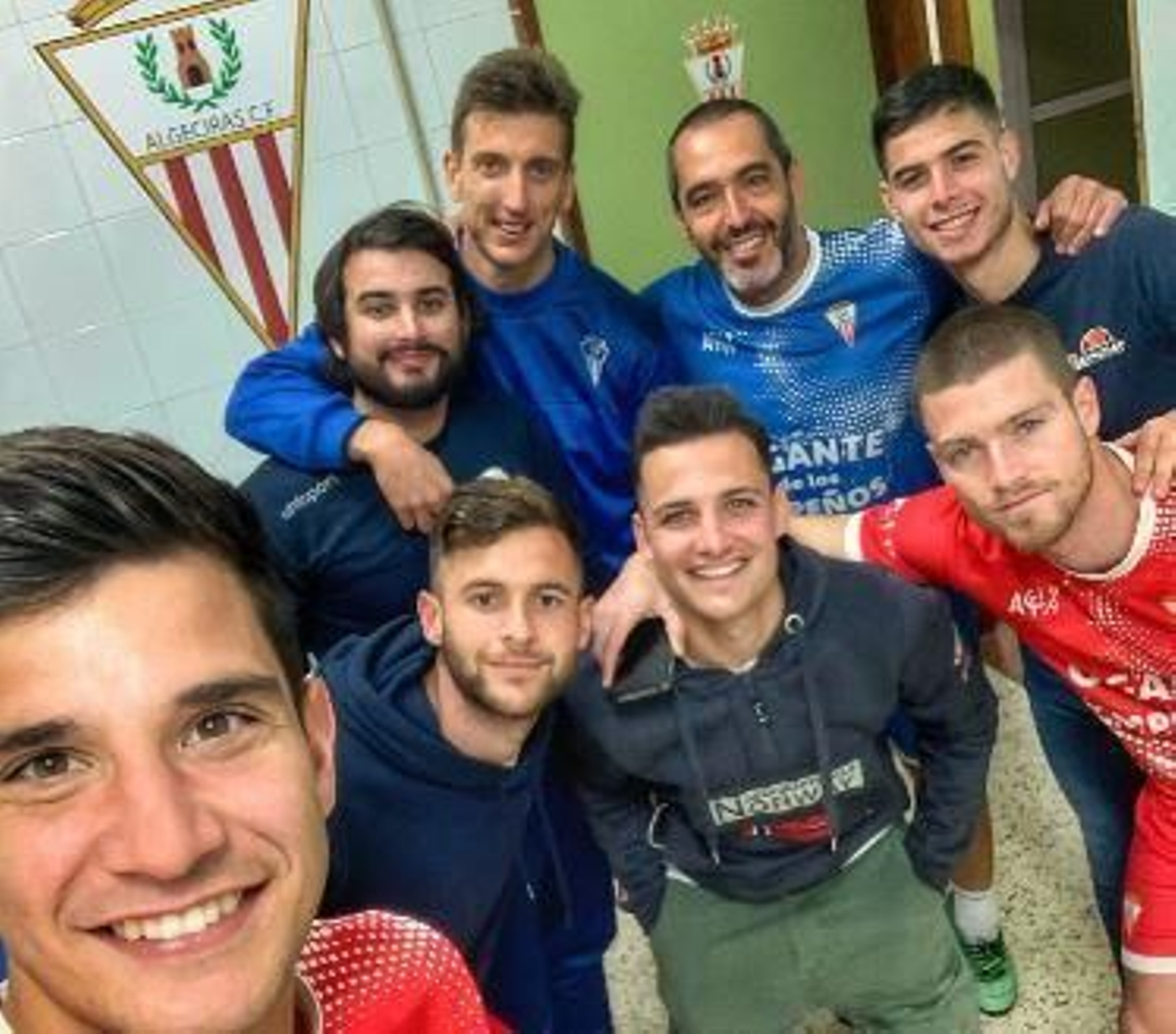 Serrano, rodeado por algunos de sus compañeros en el Algeciras.